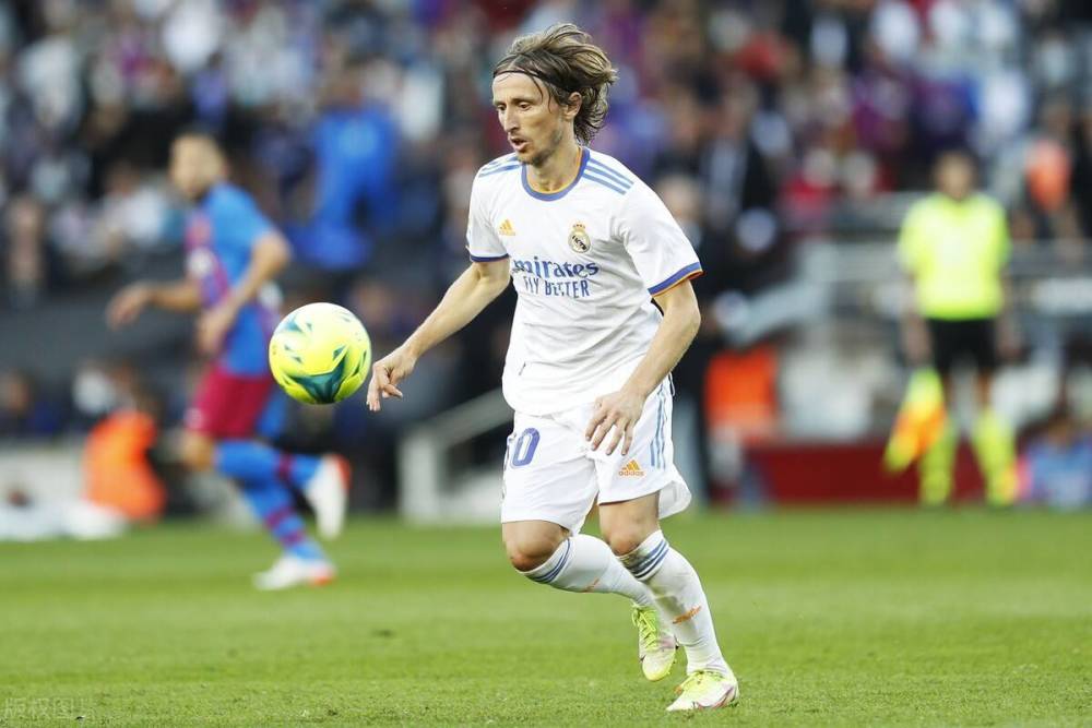 山东男篮激烈对决青岛男篮，裁判控场不足引发热议，球员受伤成焦点。