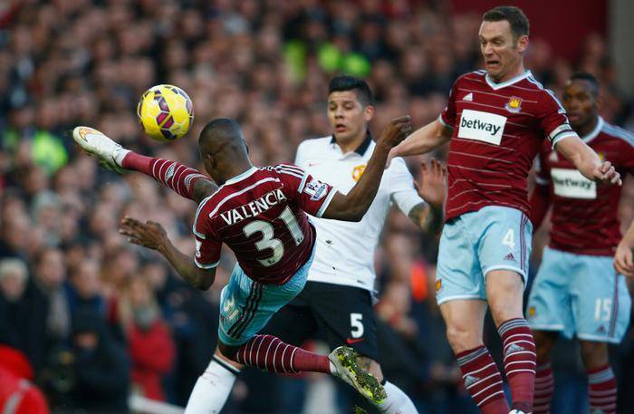 太阳报：里奇的主持人女友亮相米兰德比，透视装造型引发热议