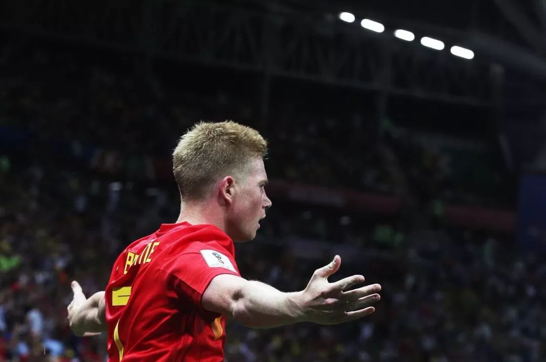 安娜-德-阿玛斯现身F1阿布扎比站挥旗